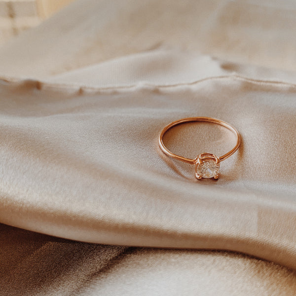 Rose gold ring with 5mm round stone basket.
